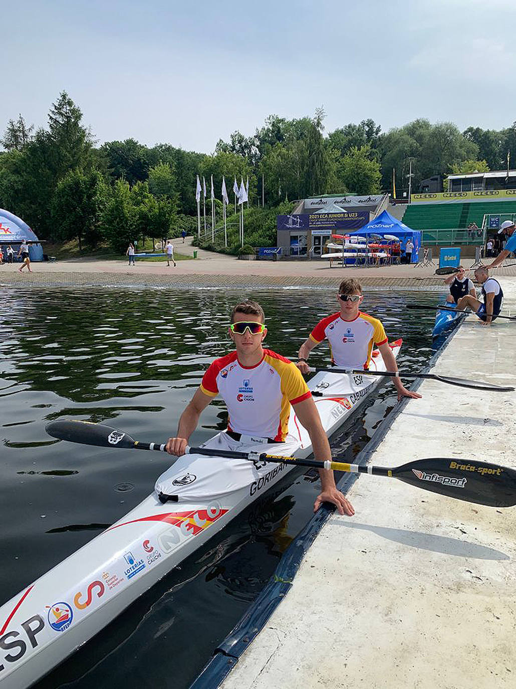 Ernesto Goribar Jr (en primer plano) y Marcos Caballero, tras conseguir la medalla de plata en los Campeonatos de Europa disputados en Polonia