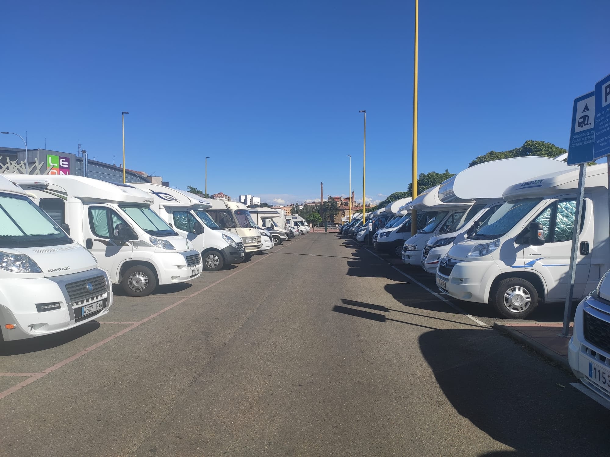 Imagen de varias caravanas aparcadas en el parque de La Granja.