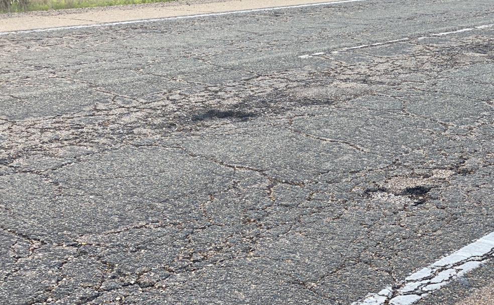 Baches salpicando el asfalto de una desgastada N-630 en León.