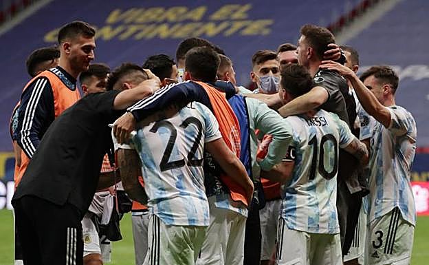 Los futbolistas argentinos celebran el pase a la final. 