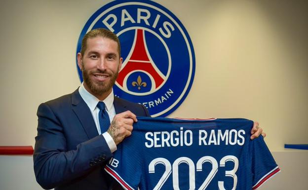 Sergio Ramos posa con la camiseta del PSG. 