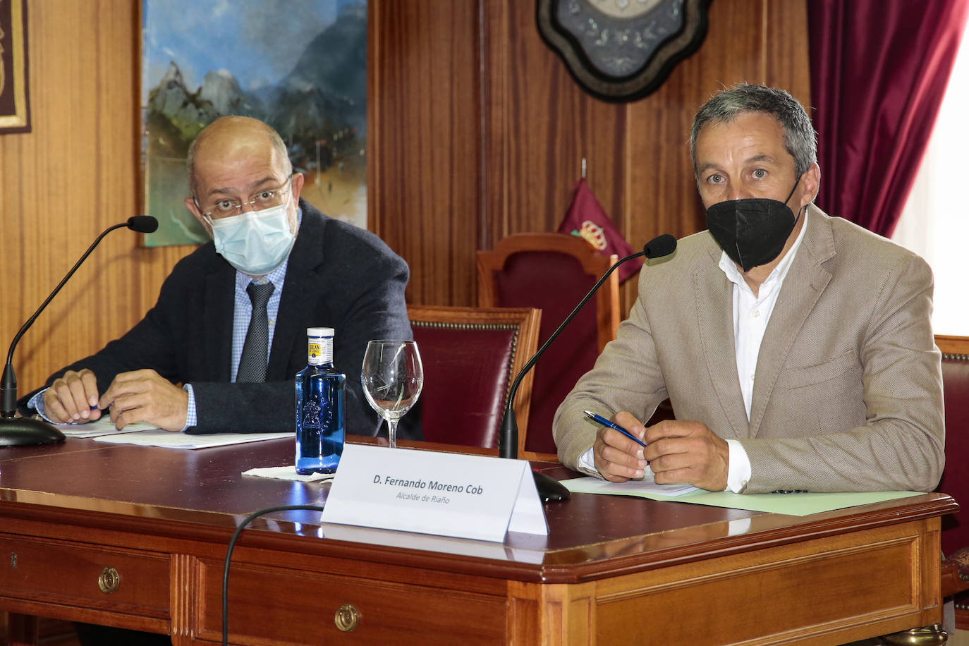 El secretario de Estado de Turismo, Fernando Valdés, firma junto al vicepresidente de la Junta, Francisco Igea, y el presidente de la Diputación de León, Eduardo Morán, el plan de sostenibilidad turística de Riaño.