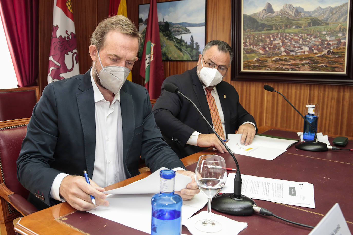 El secretario de Estado de Turismo, Fernando Valdés, firma junto al vicepresidente de la Junta, Francisco Igea, y el presidente de la Diputación de León, Eduardo Morán, el plan de sostenibilidad turística de Riaño.