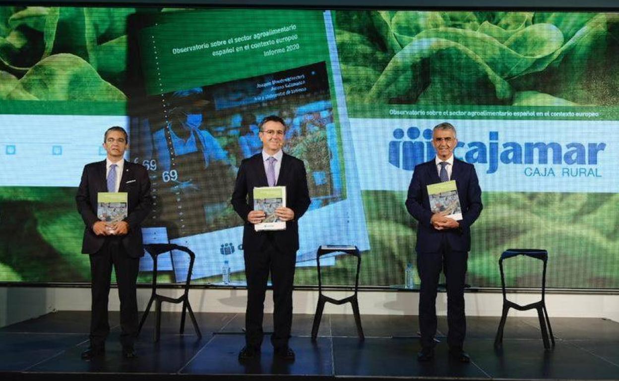 Joaquín Maudos, Eduardo Baamonde y Roberto García posan con la publicación. 