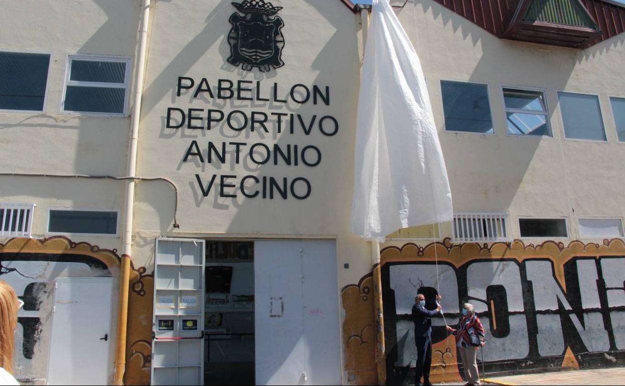 Imagen del descubrimiento del nuevo nombre del pabellón del JT.