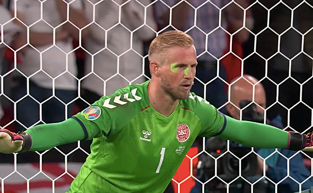 Un puntero láser, en la cara de Kasper Schmeichel antes del penalti.