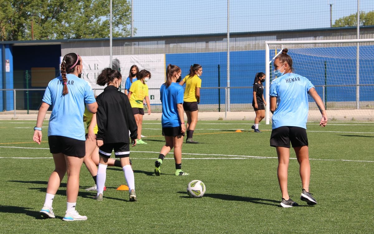 El Campus Diego Calzado organizó una jornada de tecnificación con jugadoras profesionales de fútbol femenino.