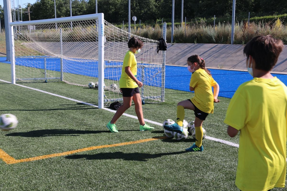 El Campus Diego Calzado organizó una jornada de tecnificación con jugadoras profesionales de fútbol femenino.