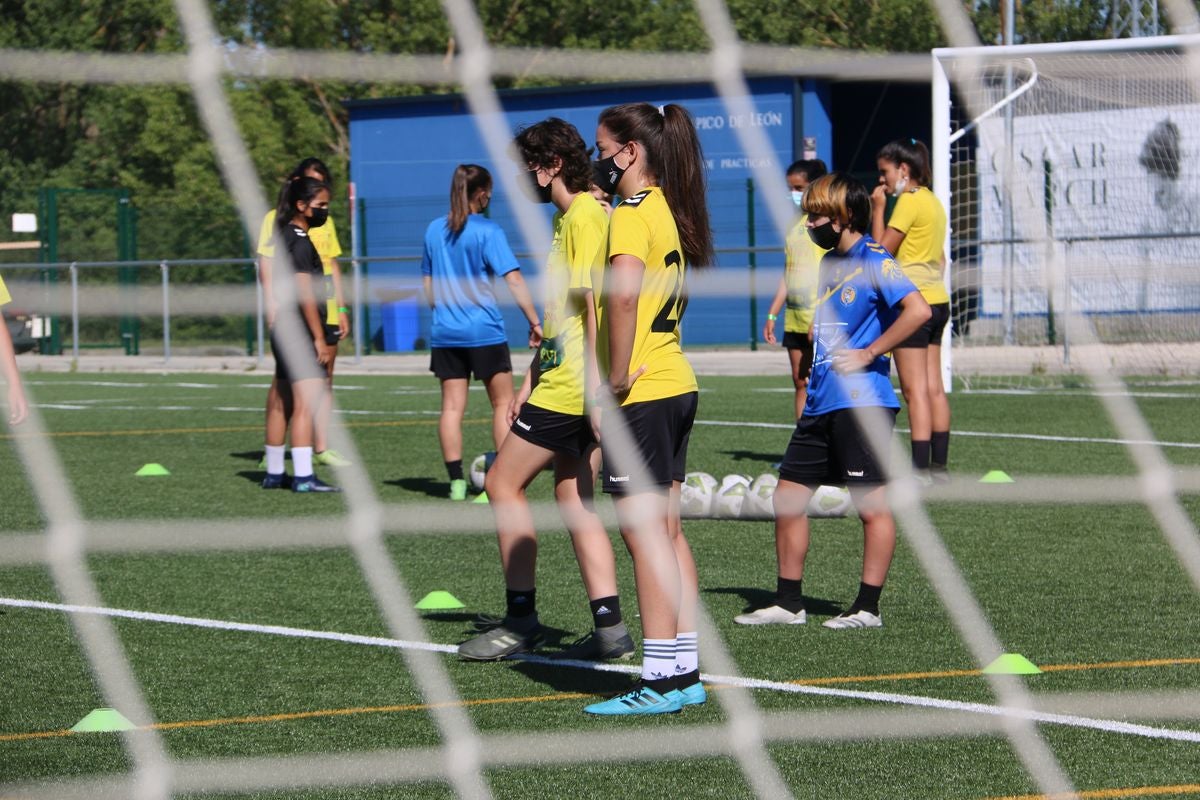 El Campus Diego Calzado organizó una jornada de tecnificación con jugadoras profesionales de fútbol femenino.
