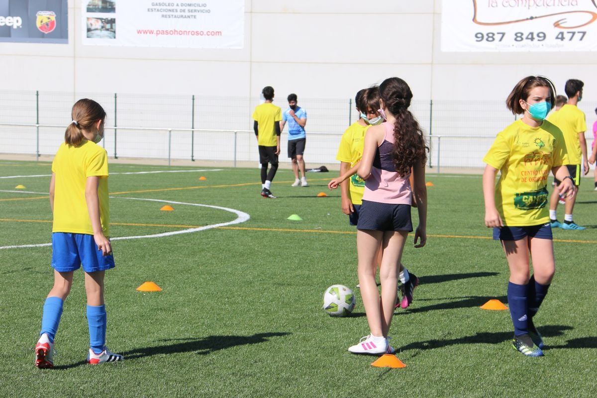 El Campus Diego Calzado organizó una jornada de tecnificación con jugadoras profesionales de fútbol femenino.