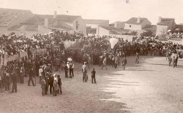Descanso de una corrida de toros de las Fiestas del Ofrecimiento en los años veinte del siglo pasado, durante el que prepararon un globo aerostático blanco para soltarlo ante el público.