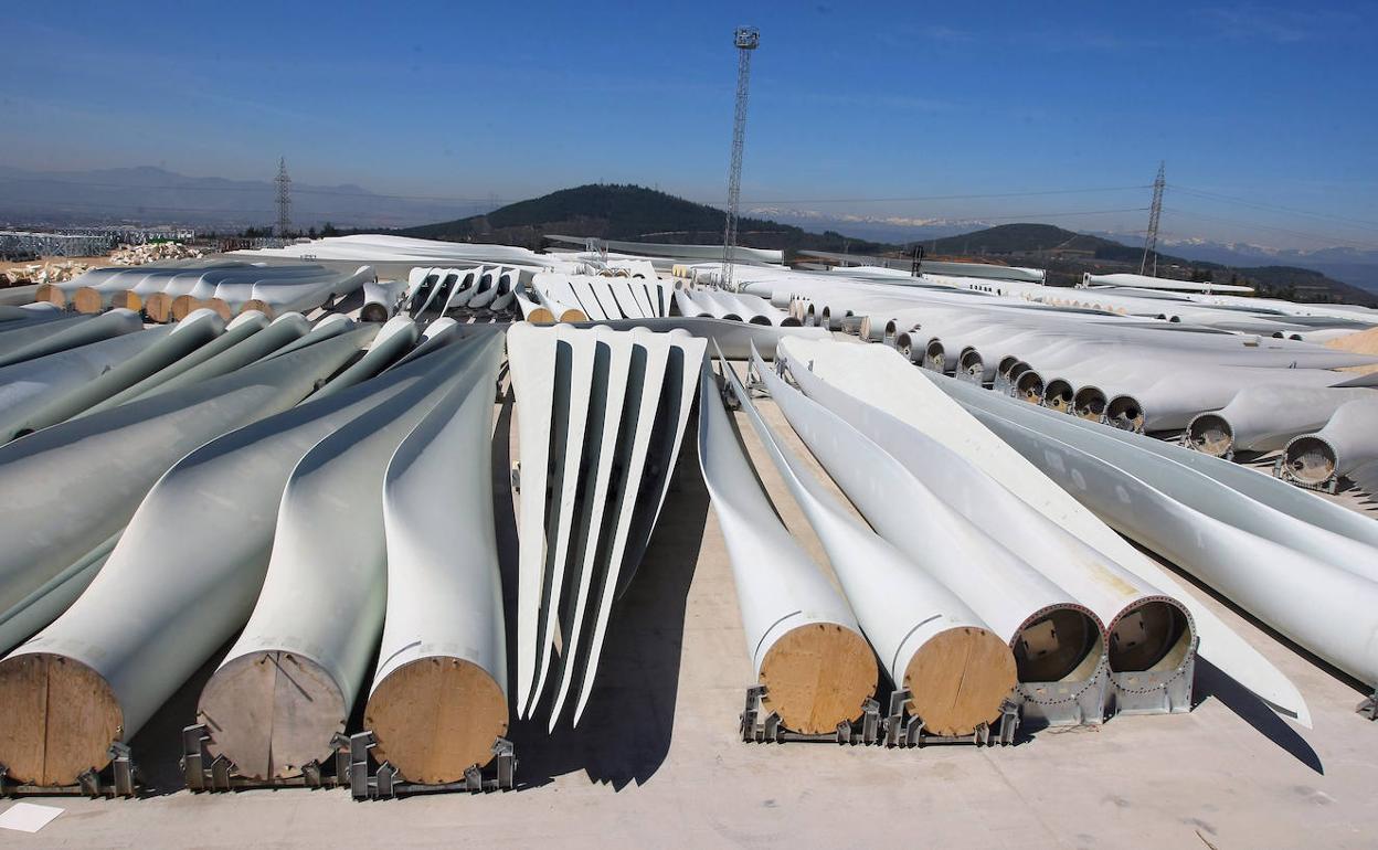Palas eólicas en las instalaciones de LM en el polígono de La Llanada, en Ponferrada.