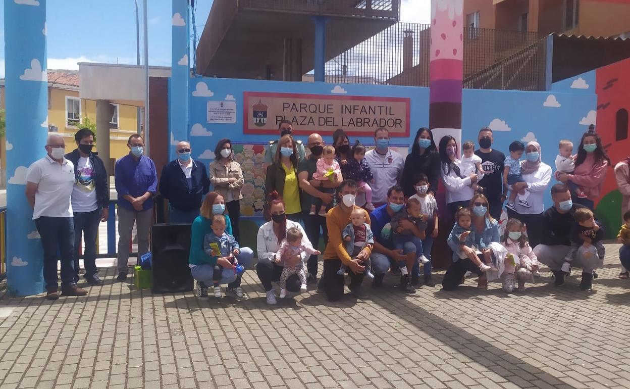 Santa María del Páramo celebra la llegada de sus 23 nuevos habitantes frente al Parque Infantil Plaza del Labrador. 