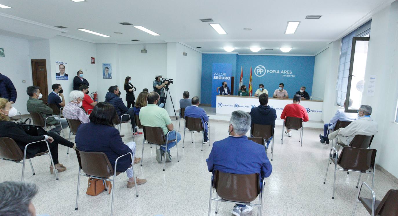 Los candidatos a la Presidencia y a la Secretaría General del Partido Popular de León, Javier Santiago Vélez (D) y David Fernández (I), durante la reunión de esta tarde con los alcaldes y portavoces del Bierzo