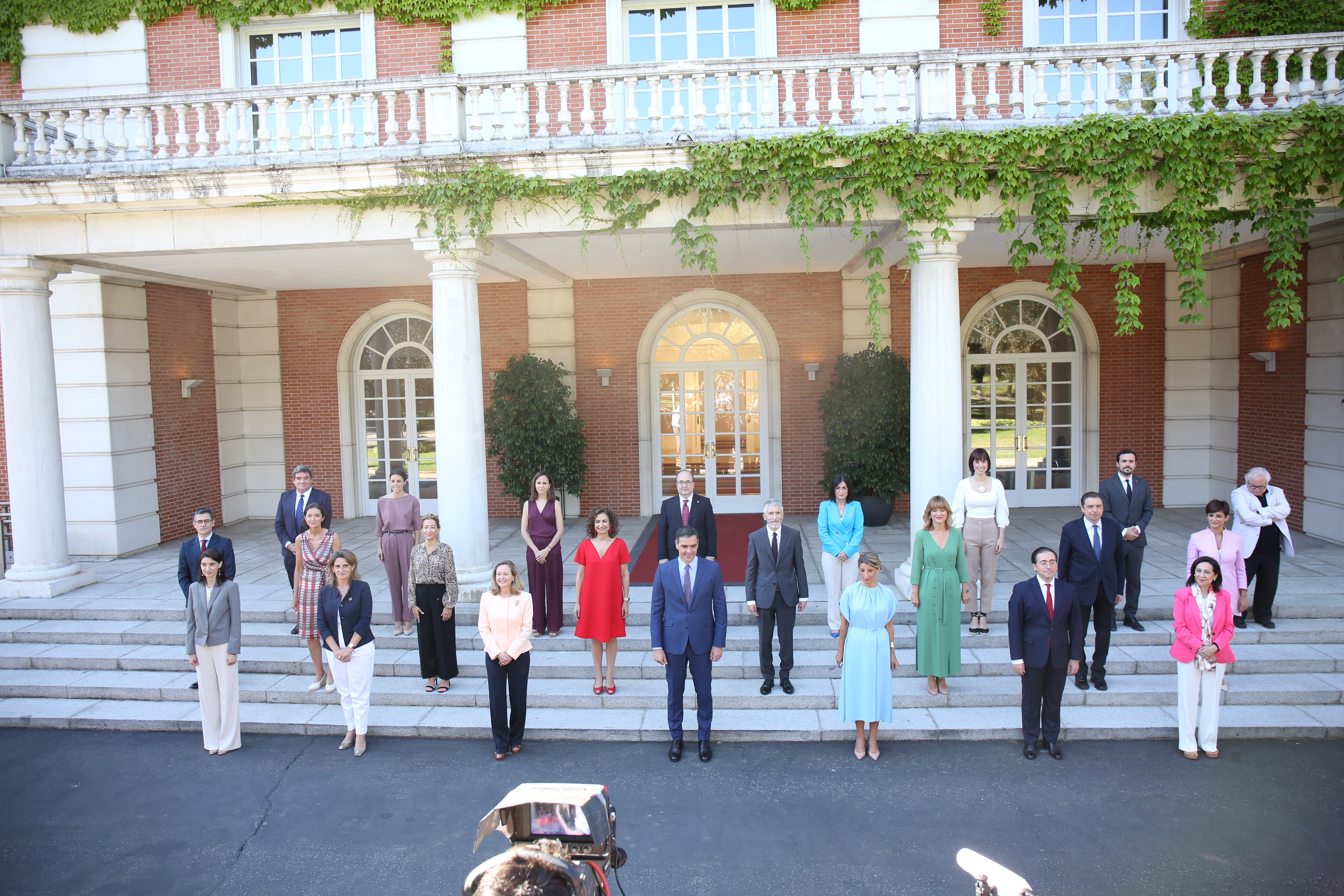 El presidente y los 22 miembros del gabinete han posado en el Palacio de la Moncloa para la tradicional foto de familia