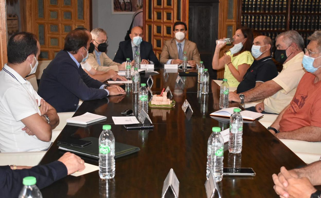 Reunión del consejero y los responsables de la interprofesional de la patata esta mañana en Medina del Campo. 