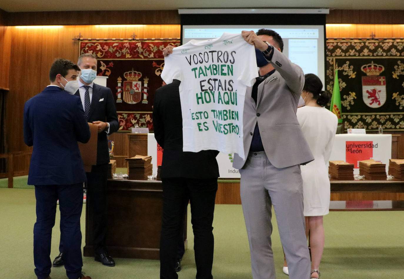 La Universidad celebra el acto de graduación de sus egresados.