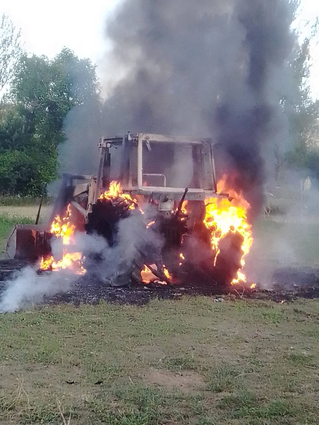 Arde un tractor en Ruiforco