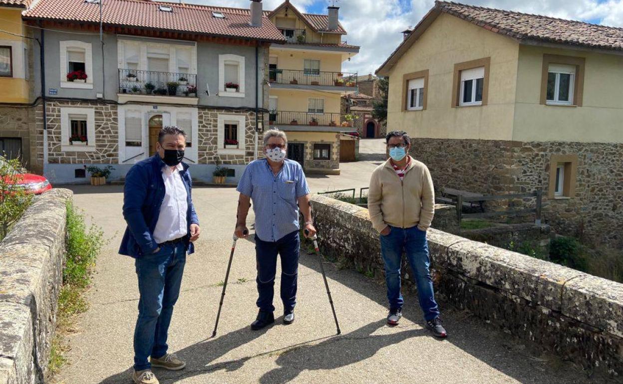 El procurador junto a concejales y padáneos de la localidad.