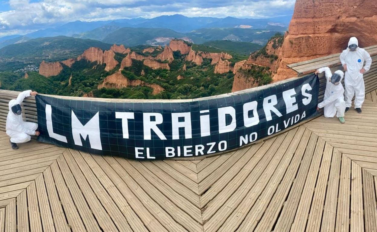 Imagen de trabajadores de LM llevando la protesta a Las Médulas.