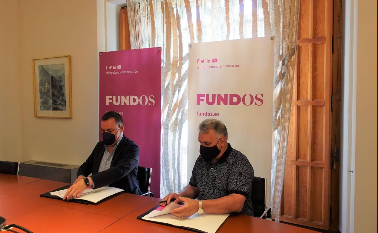 José María Viejo, director de la Fundación Obra Social de Castilla y León y Adolfo Taimil Ruiz, alcalde pedáneo de Villamartín del Sil durante la firma del convenio en la sede de Fundos.