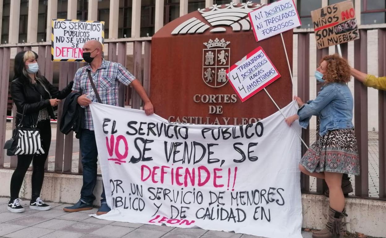 Protestas ante la sede de las Cortes de Castilla y León.