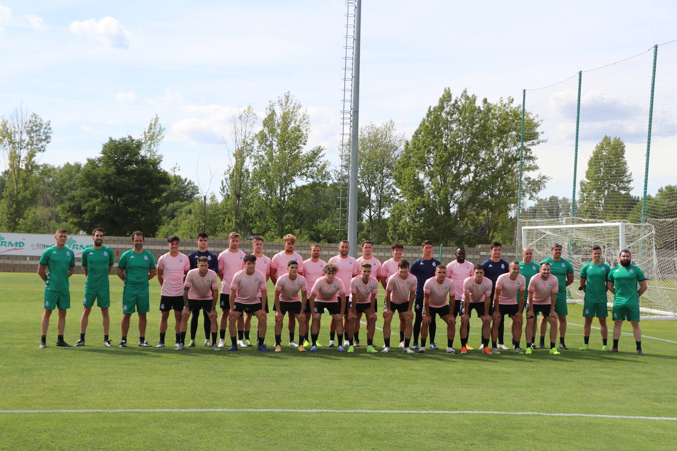 El conjunto leonés inicia los entrenamientos de una nueva campaña a la espera de completar su plantilla.