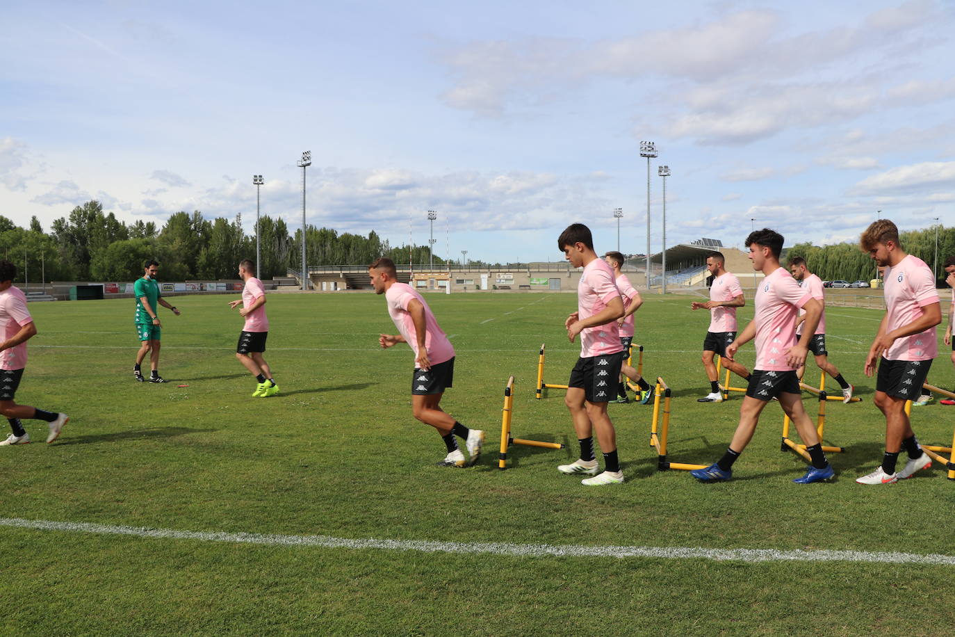 El conjunto leonés inicia los entrenamientos de una nueva campaña a la espera de completar su plantilla.