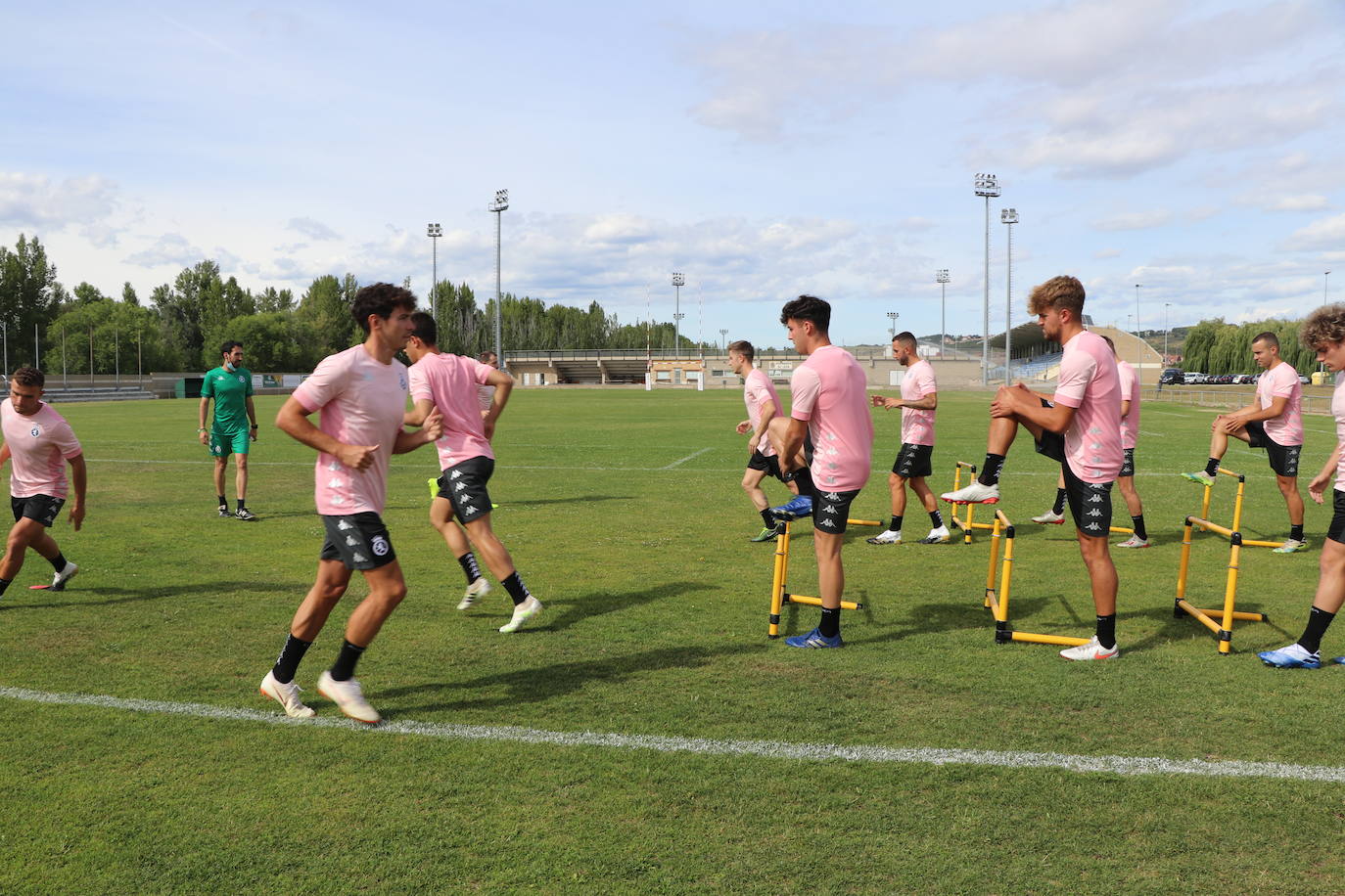 El conjunto leonés inicia los entrenamientos de una nueva campaña a la espera de completar su plantilla.
