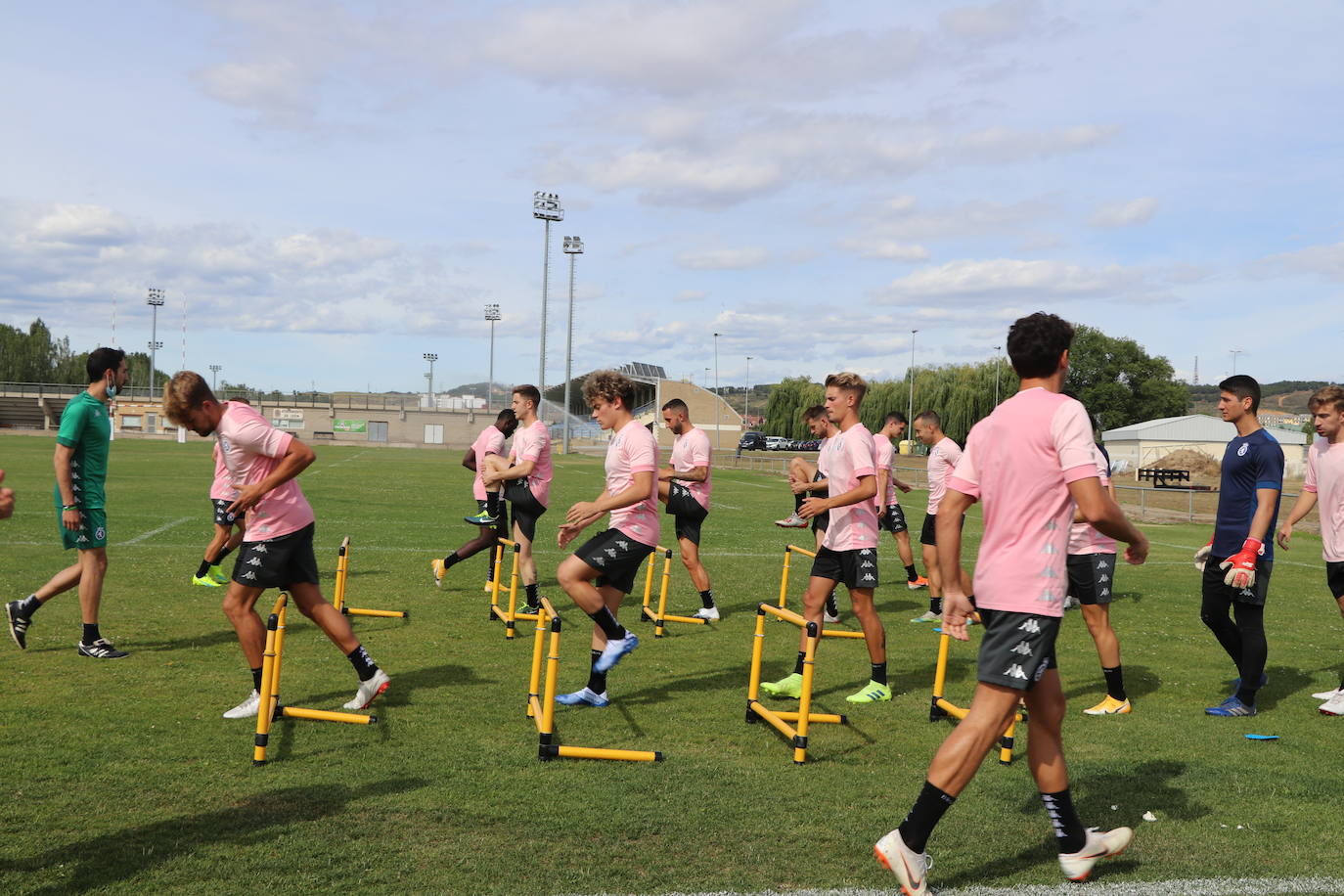 El conjunto leonés inicia los entrenamientos de una nueva campaña a la espera de completar su plantilla.