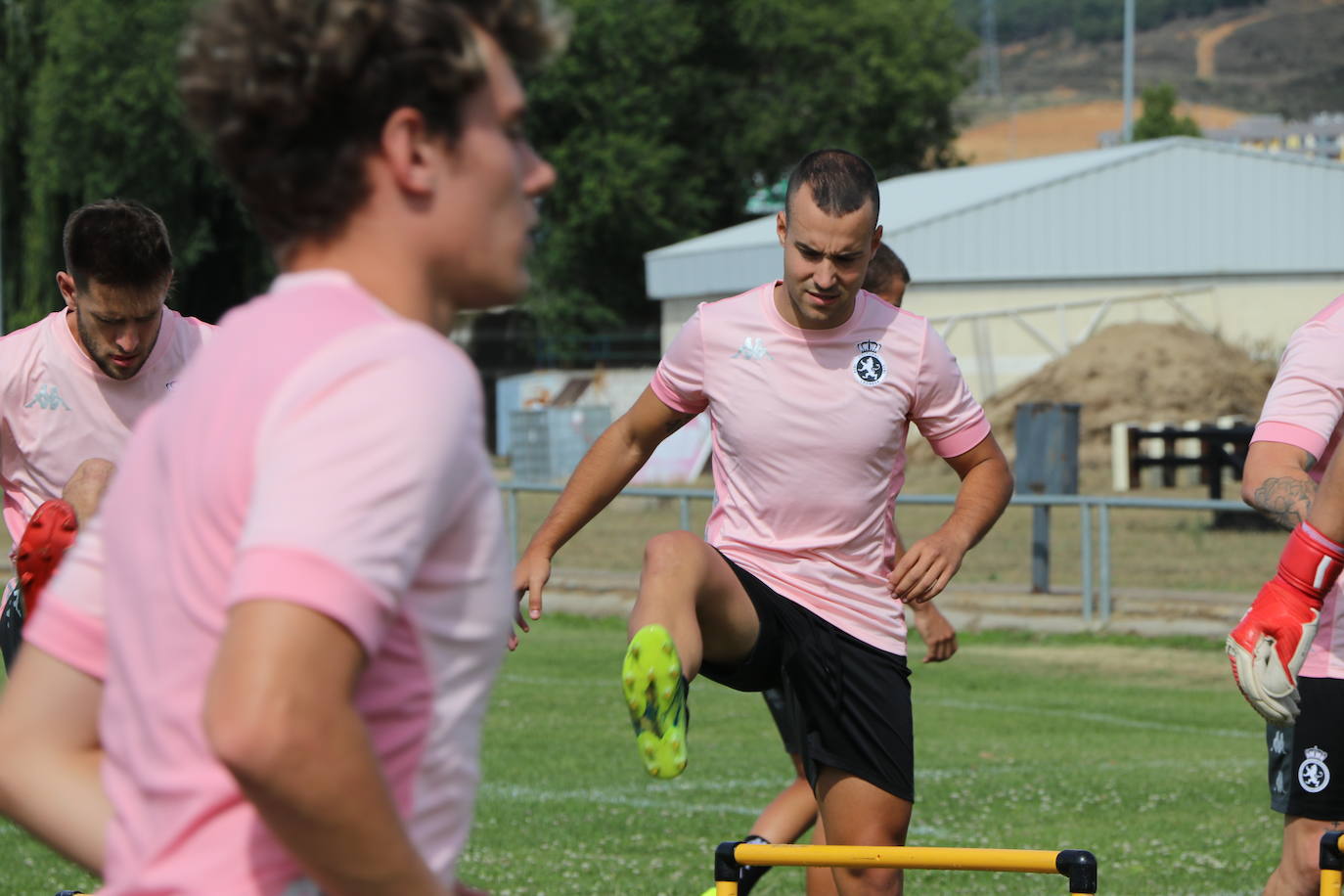 El conjunto leonés inicia los entrenamientos de una nueva campaña a la espera de completar su plantilla.