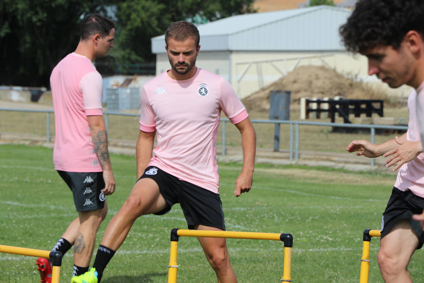 El conjunto leonés inicia los entrenamientos de una nueva campaña a la espera de completar su plantilla.