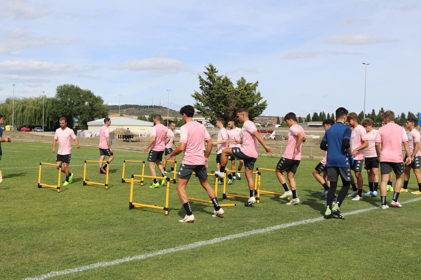El conjunto leonés inicia los entrenamientos de una nueva campaña a la espera de completar su plantilla.