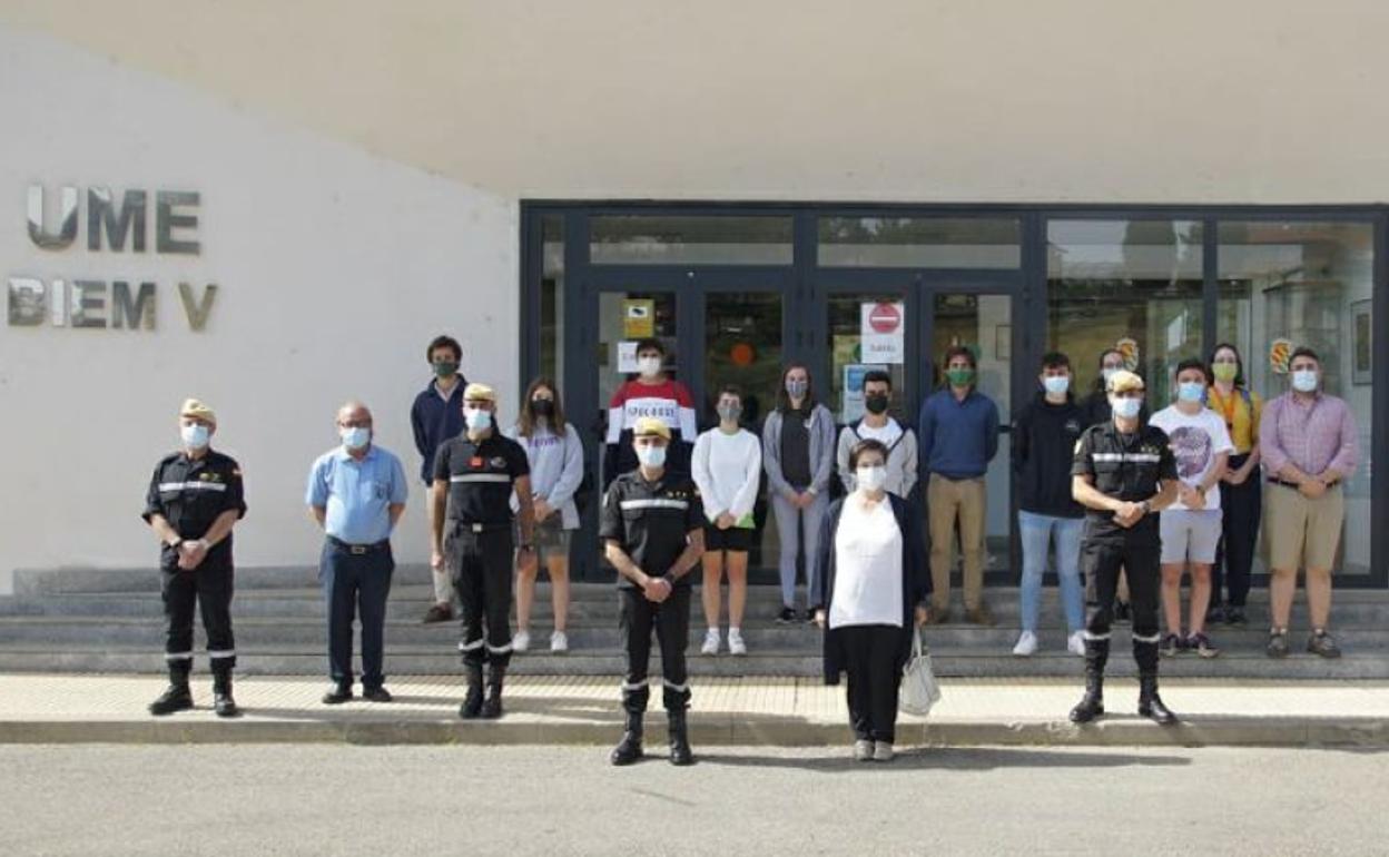 Foto de familia de los participantes en el acto.