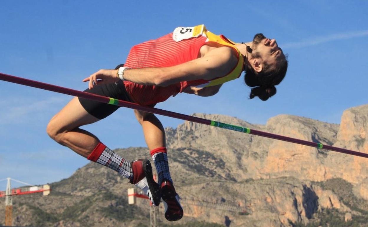 Dani Pérez, en pleno salto.