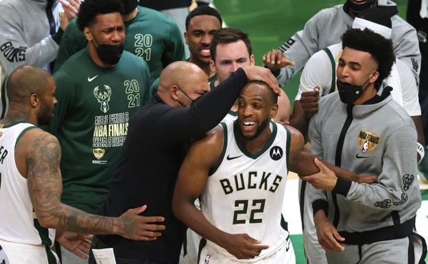 Los jugadores de los Bucks felicitan a Middleton tras su gran actuación.