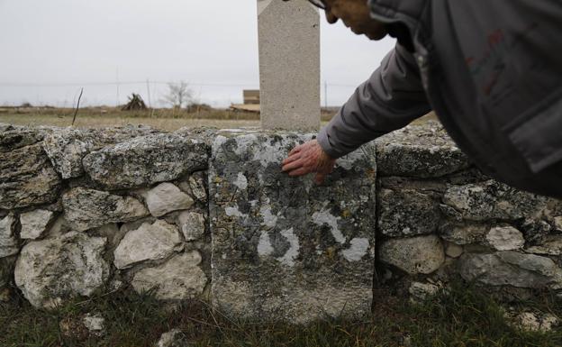 Base de una de las cruces que conserva la inscripción que recuerda quienes fueron los donantes.