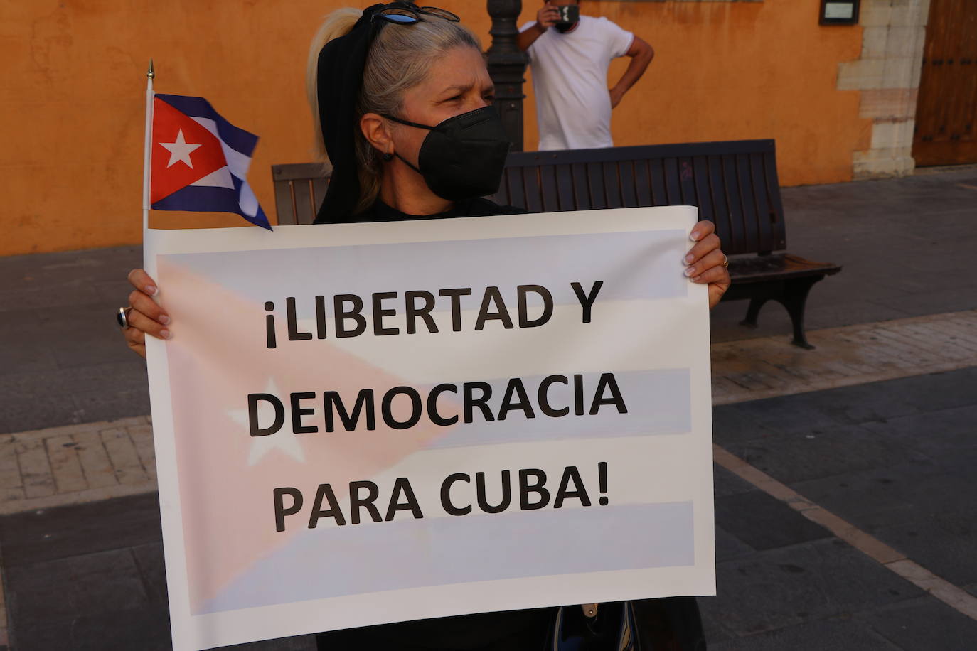 Cerca de cincuenta manifestantes, muchos de ellos de origen cubano, claman contra la situación en el país caribeño.