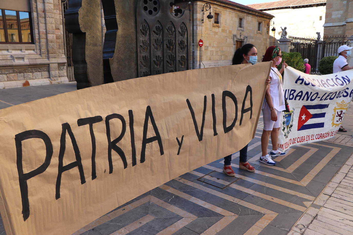 Cerca de cincuenta manifestantes, muchos de ellos de origen cubano, claman contra la situación en el país caribeño.