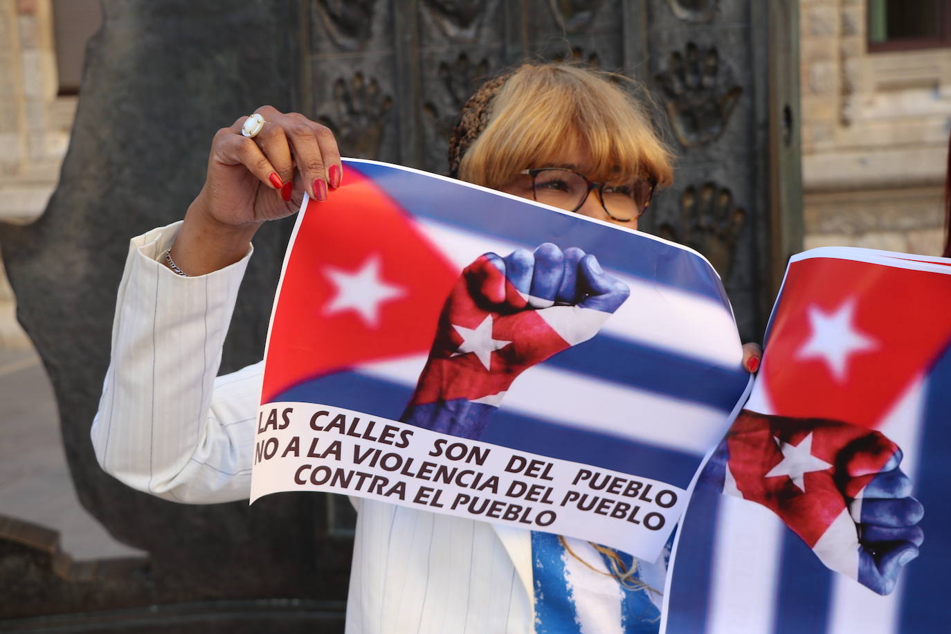 Varios concentrados protestan contra el régimen político de Cuba.