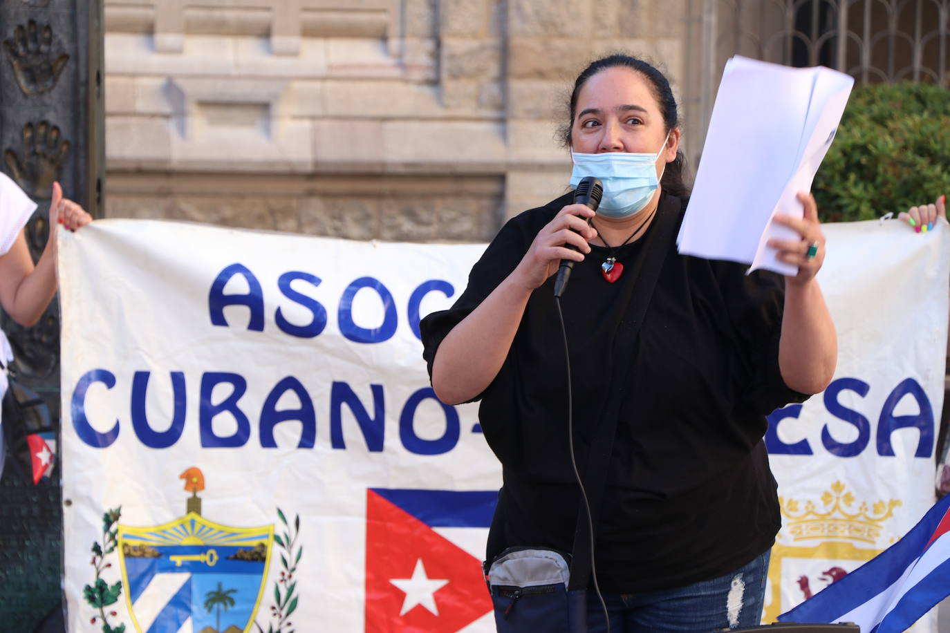 Cerca de cincuenta manifestantes, muchos de ellos de origen cubano, claman contra la situación en el país caribeño.