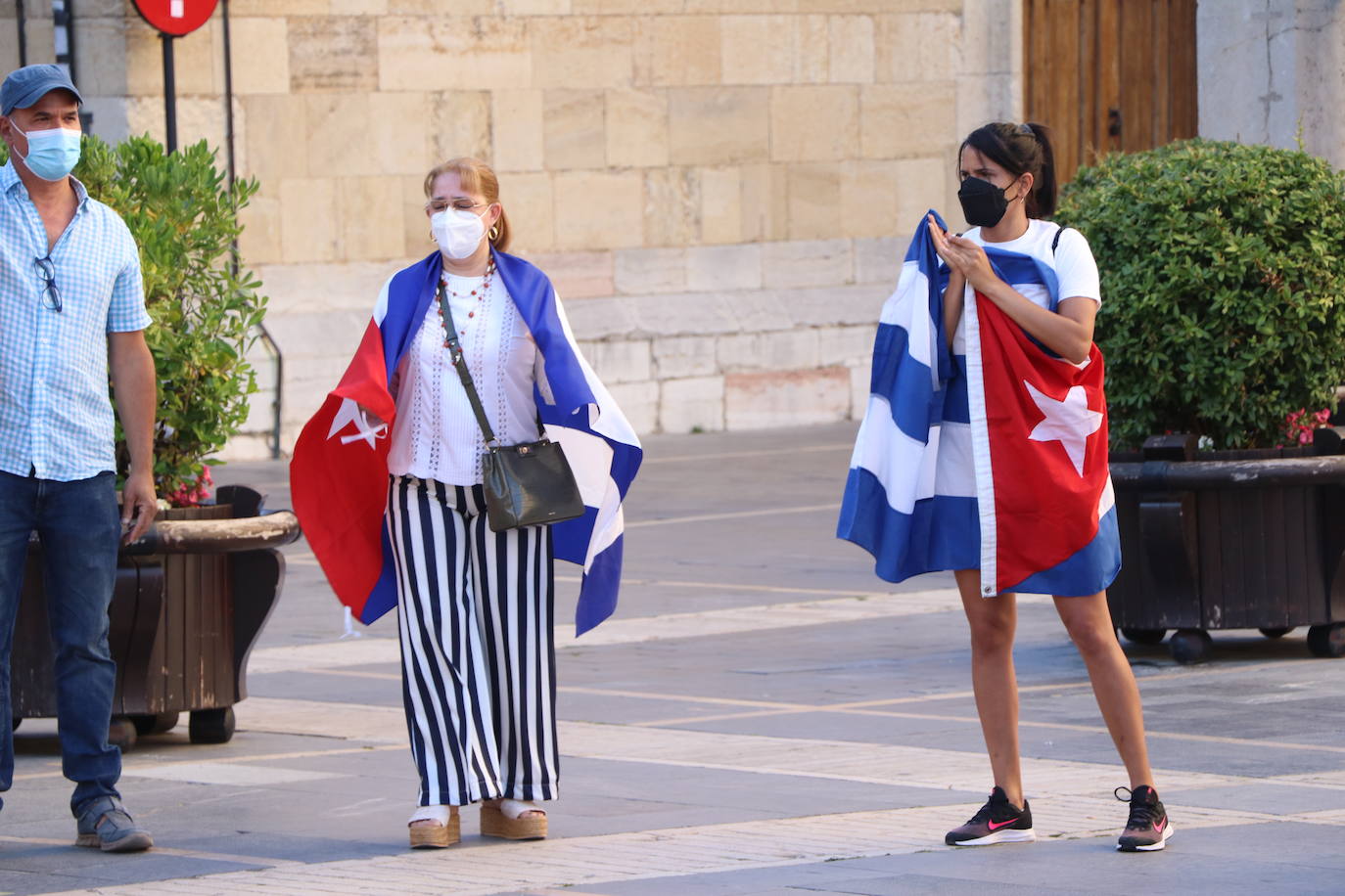 Cerca de cincuenta manifestantes, muchos de ellos de origen cubano, claman contra la situación en el país caribeño.