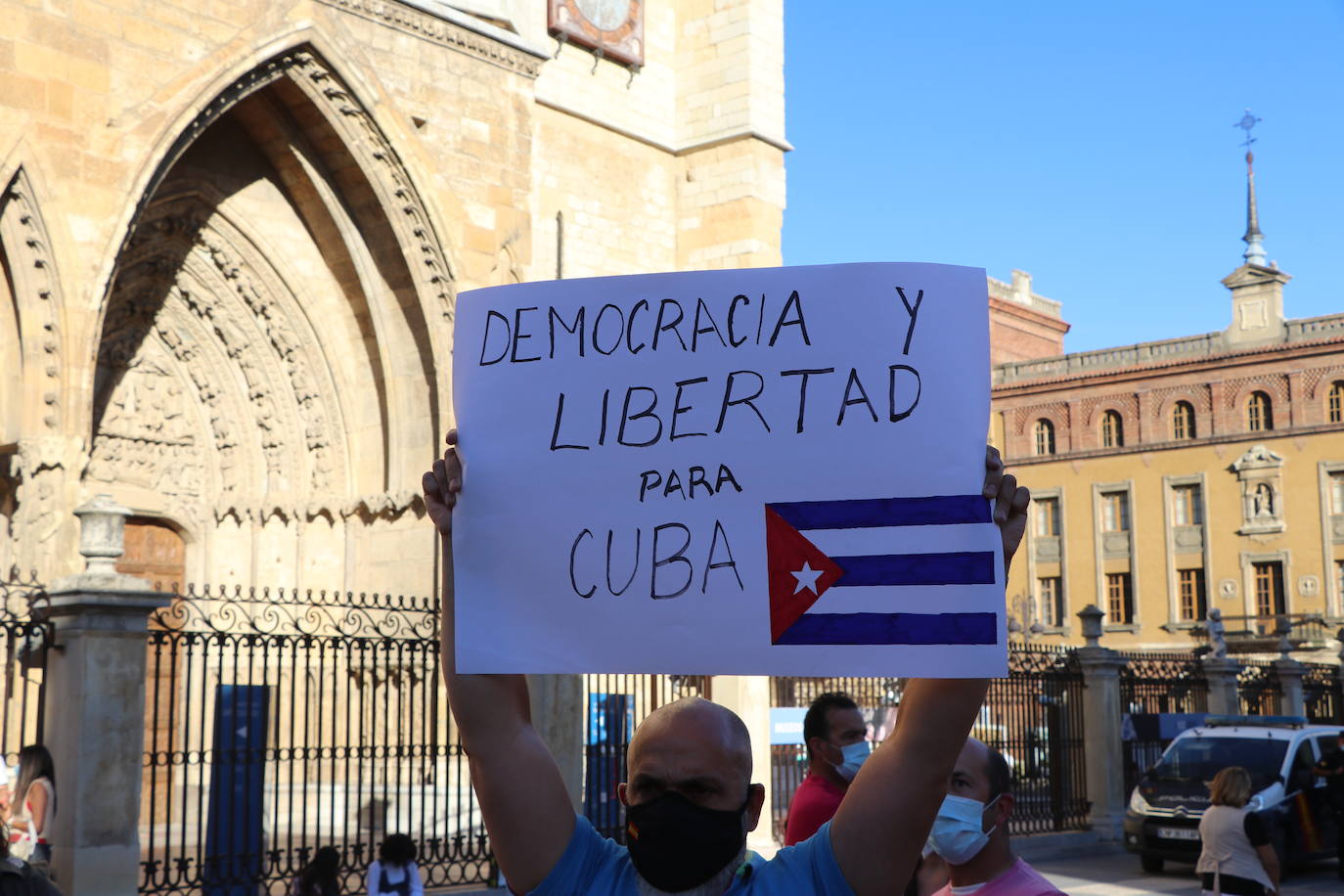 Cerca de cincuenta manifestantes, muchos de ellos de origen cubano, claman contra la situación en el país caribeño.