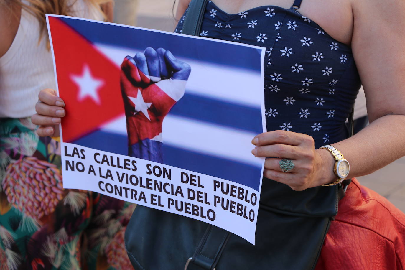 Cerca de cincuenta manifestantes, muchos de ellos de origen cubano, claman contra la situación en el país caribeño.