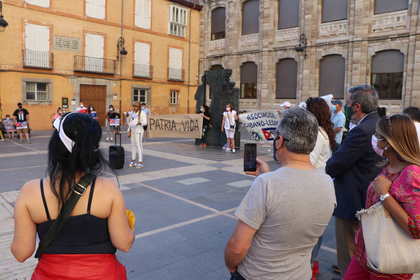 Cerca de cincuenta manifestantes, muchos de ellos de origen cubano, claman contra la situación en el país caribeño.