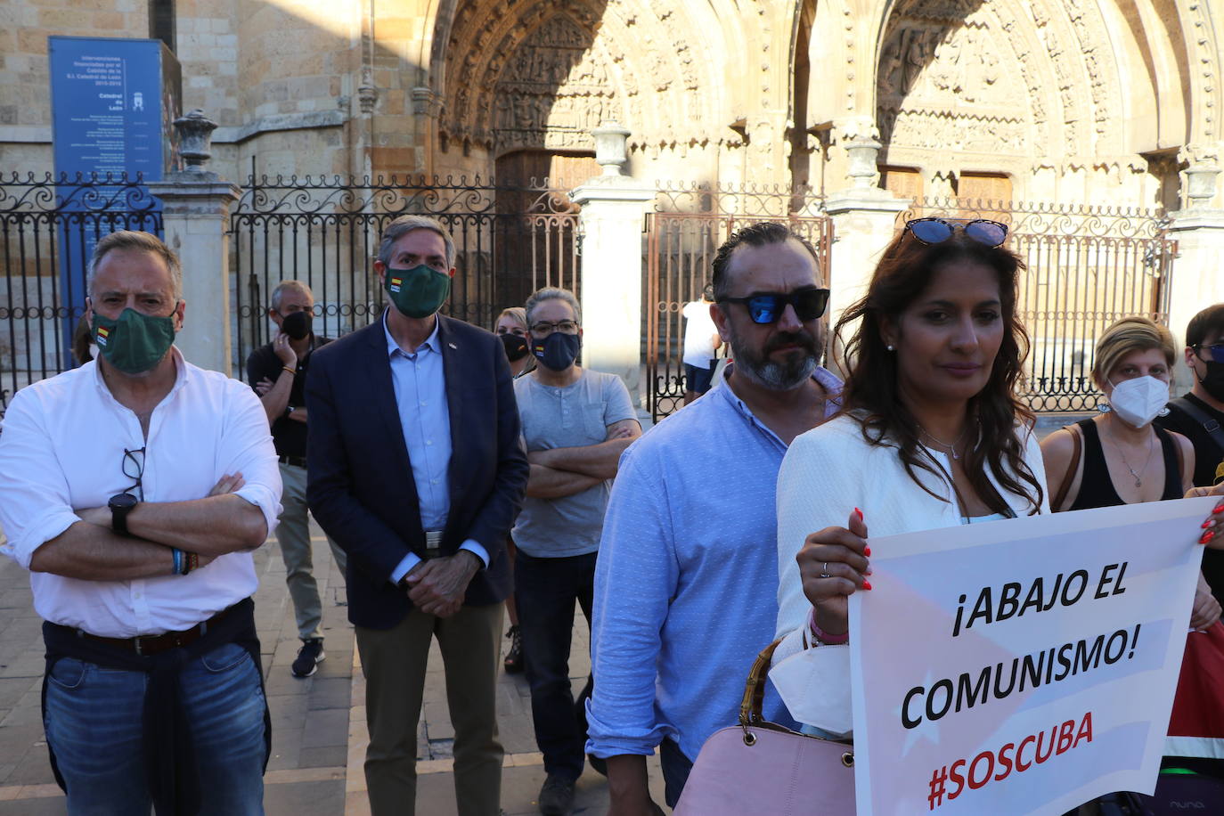 Cerca de cincuenta manifestantes, muchos de ellos de origen cubano, claman contra la situación en el país caribeño.