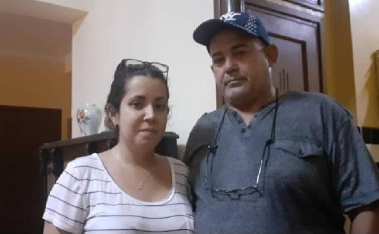 Camila Acosta con su padre, tras ser excarcelada este viernes