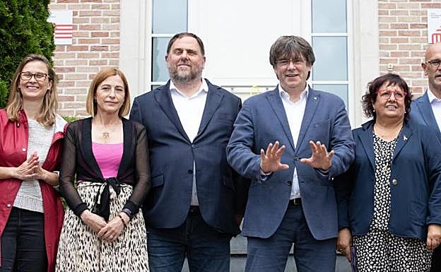 La expresidenta del Parlament Carmen Forcadell; el exvicepresidente y líder de ERC, Oriol Junqueras; el expresidente de la Generalitat y líder de Junts, Carles Puigdemont y la exconseller Dolors Bassa en el momento de su reencuentro en la vivienda de Puigdemont en Waterloo,.