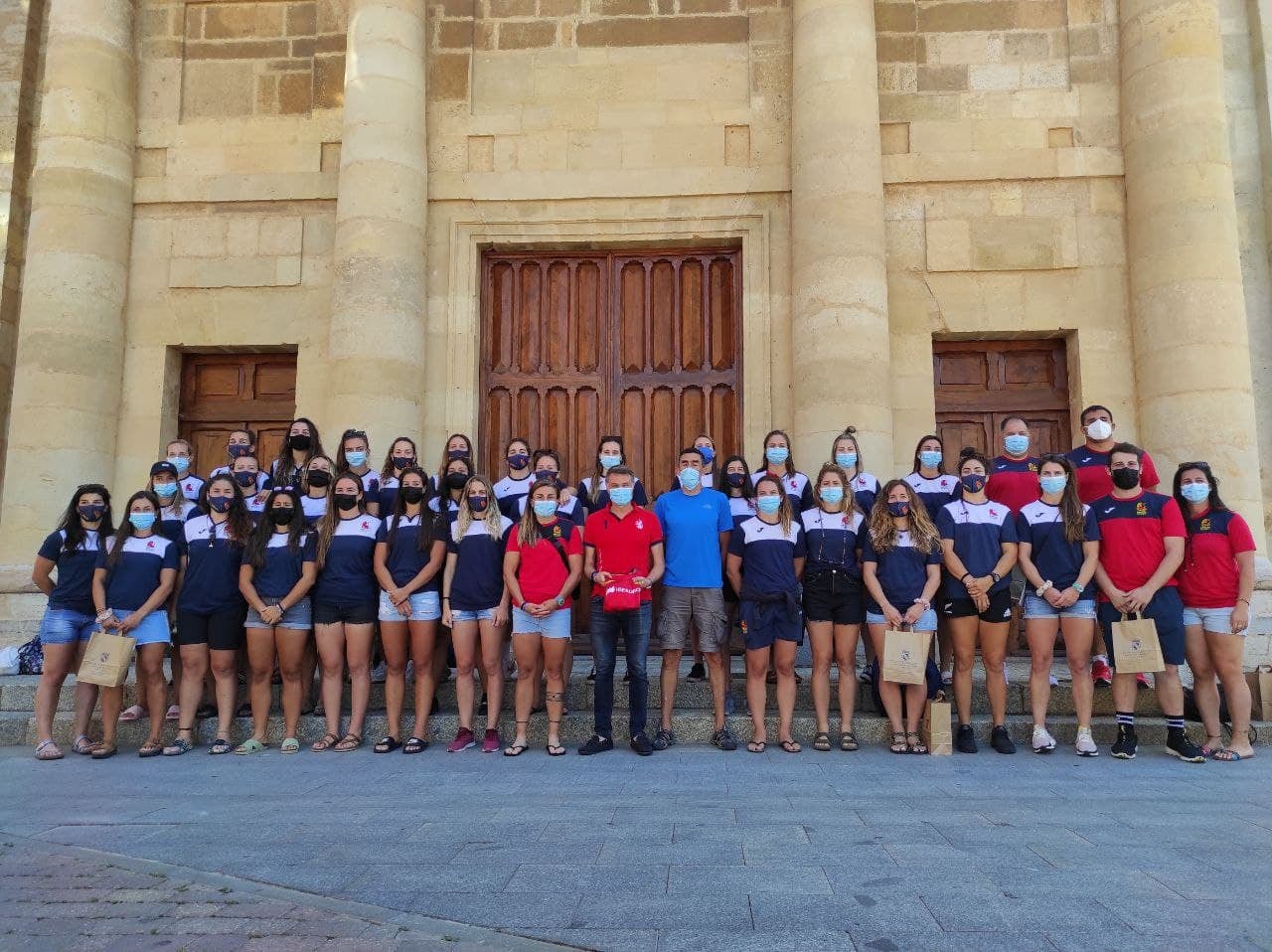 La Selección de Rugby 15 femenina, en el Ayuntamiento de Valencia de Don Juan. 