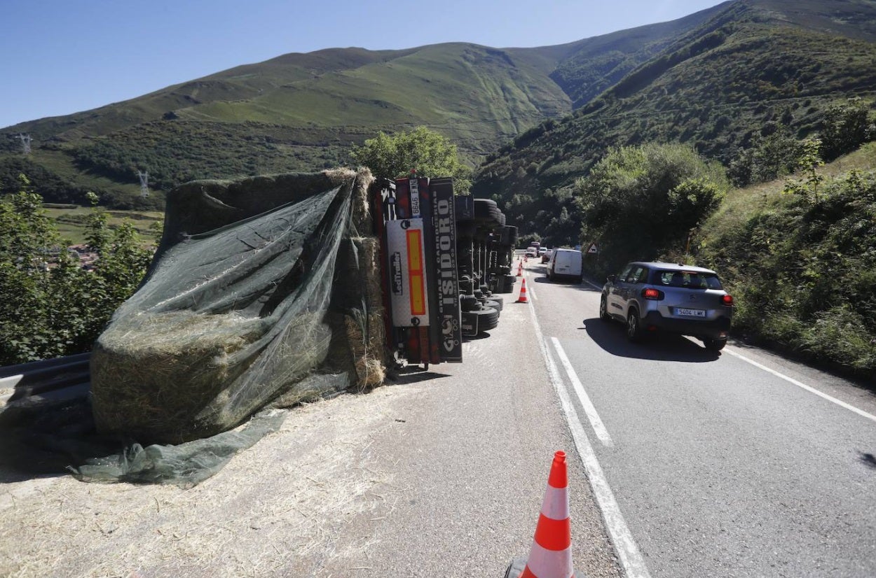 El conductor fallecido transportaba pacas y volcó en la carretera pasado el pueblo de Pajares quedando atrapado dentro de la cabina.